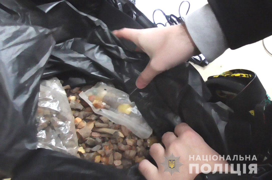 На Рівненщині поліцейські вилучили майже дев’ять кілограмів бурштину